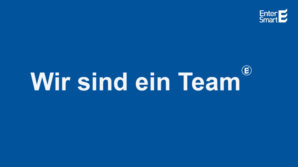 „WIR SIND EIN TEAM – Statement von EnterSmart mit Logo, das den Teamgeist und die Zusammenarbeit im Unternehmen unterstreicht.“