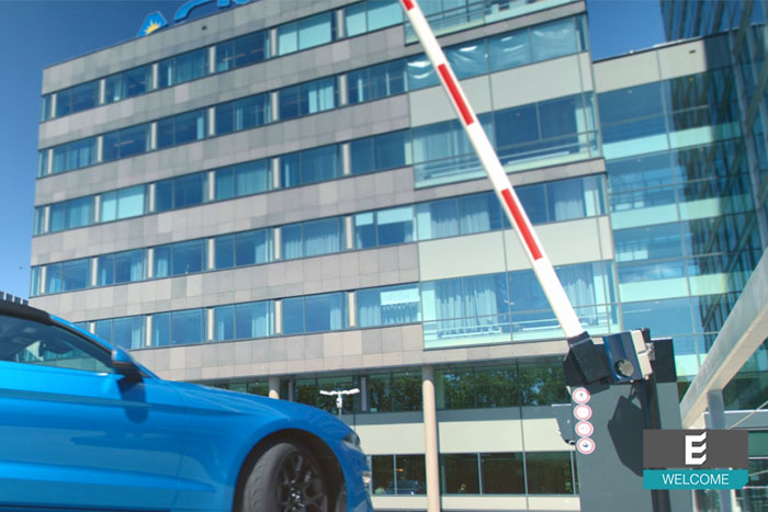 Auto fährt durch geöffnete Schranke auf ein Firmengelände – digitale Zutrittskontrolle mit WELCOME Geländemanagement